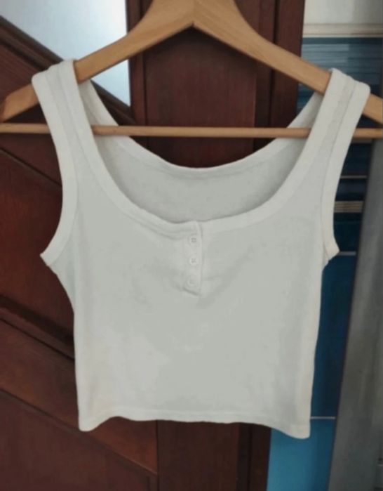 Biały crop top na ramiączkach z guzikami Shein