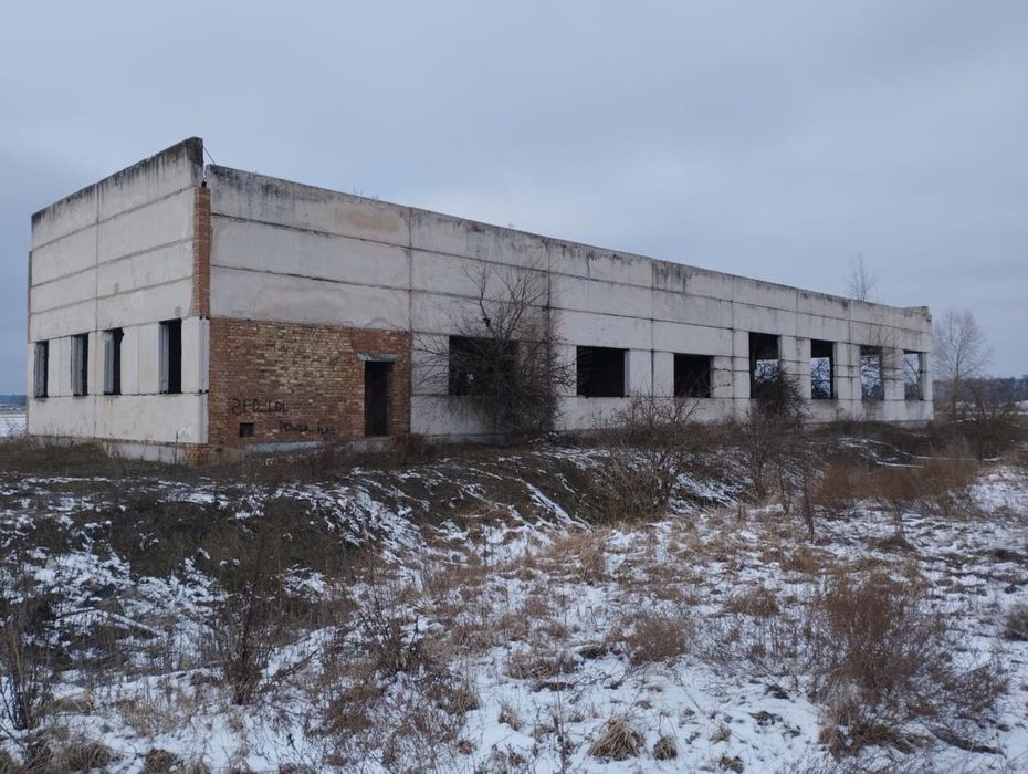 Продам капітальну будівлю  з великою територією!