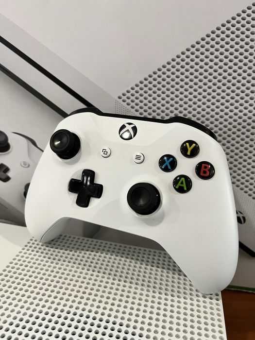 Xbox One 1 TB com comando e 3 jogos