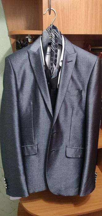 Продам комплект /костюм рубашка галстук/