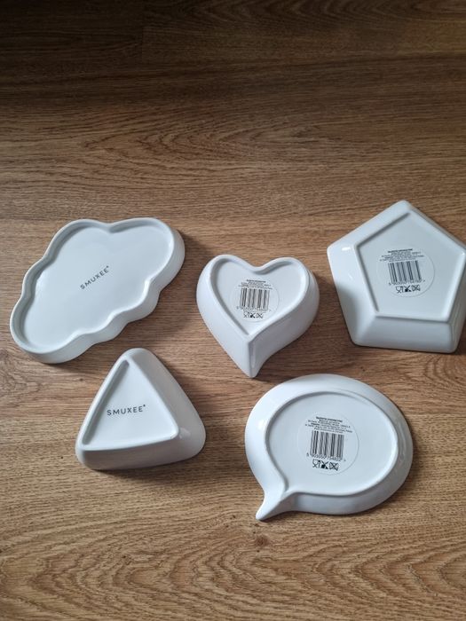 Zestaw porcelanowych naczyń