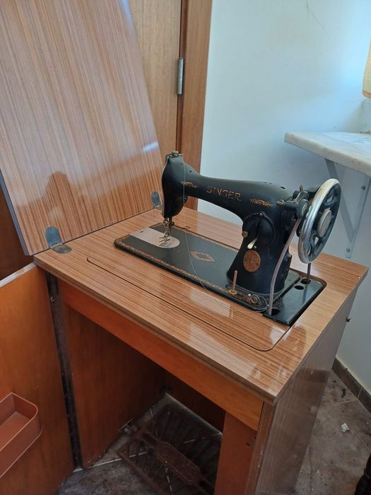 Máquina Singer com móvel