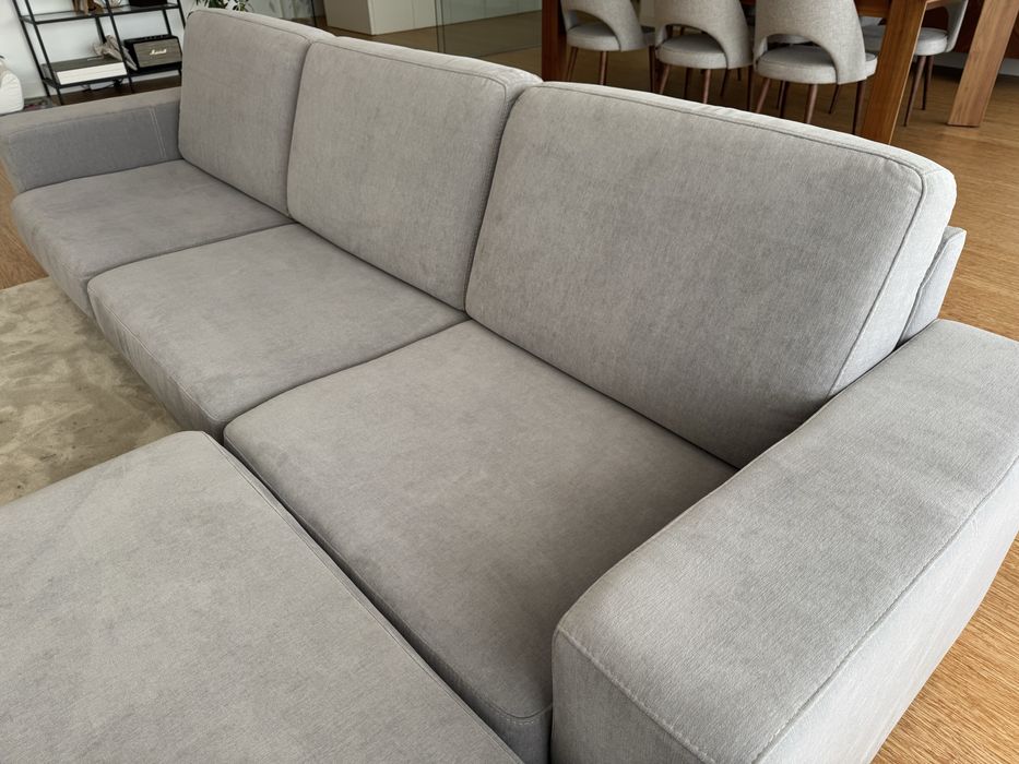 Sofá de 3 lugares mais pufe