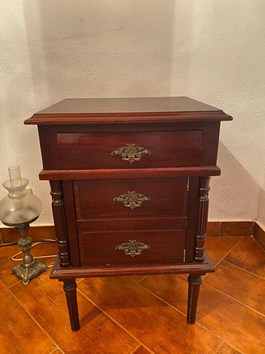 Conjunto mobília em madeira mogno