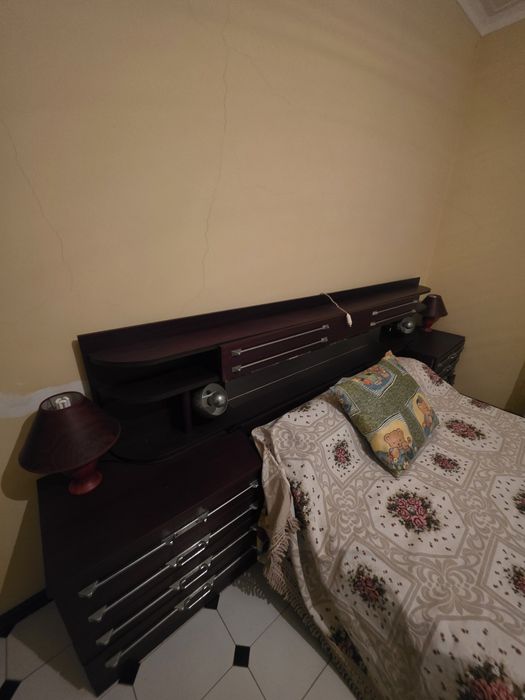Cama com cabeceira e mesinhas