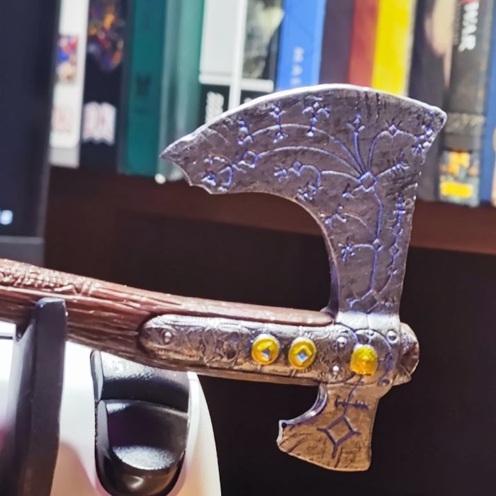 Подставка-держатель для геймпада в стиле God of War