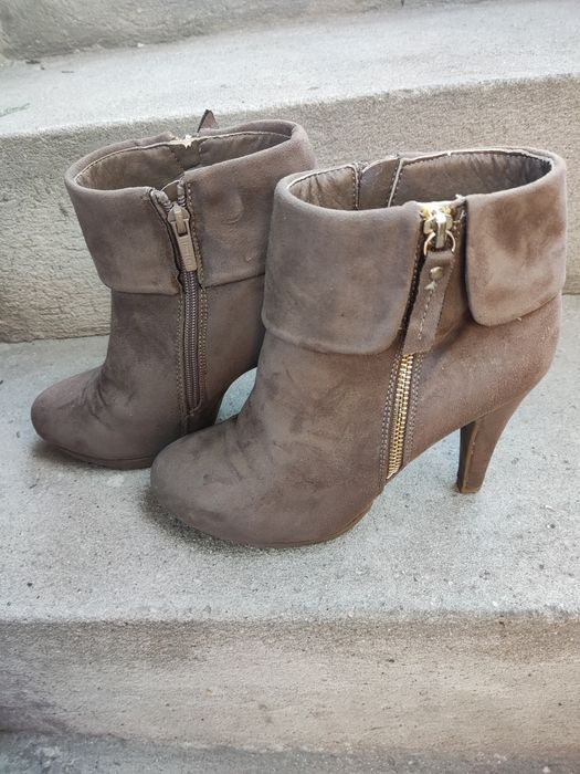 Buty na wysokim obcasie z suwakami