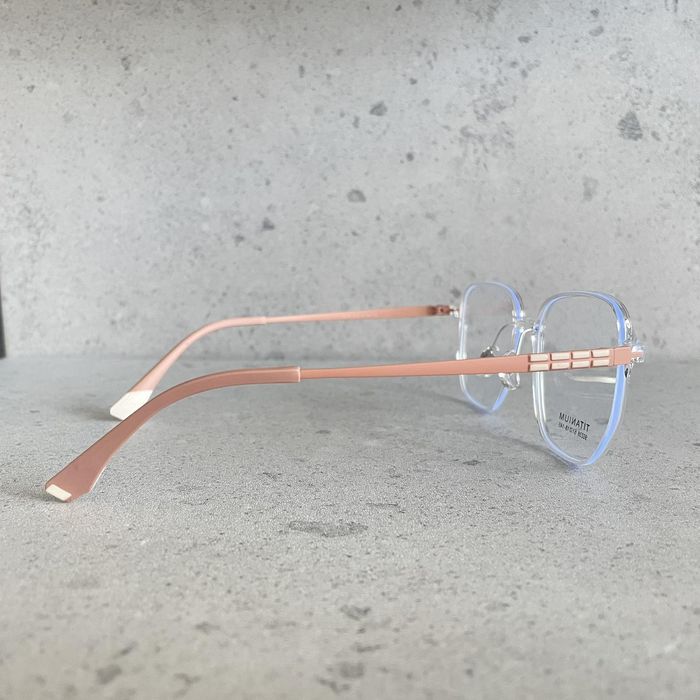 Oprawki okularowe do wymiany na szkła korekcyjne.