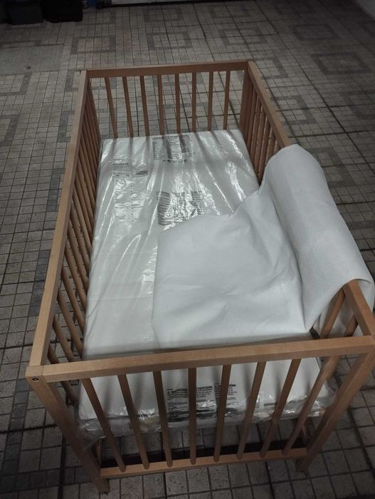 Cama de Bebé, Colchão e Capa de Colchão