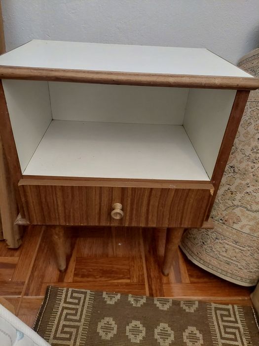 Mesa cabeceira antiga