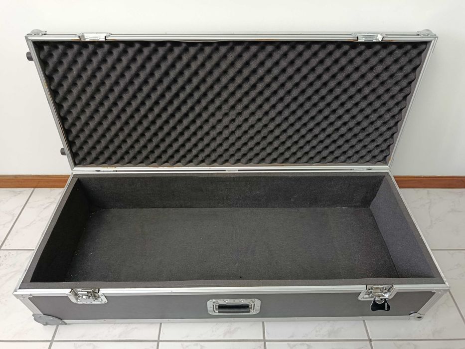 Flight Case RockCase by Warwick para teclado — com rodas e espumas ajustáveis