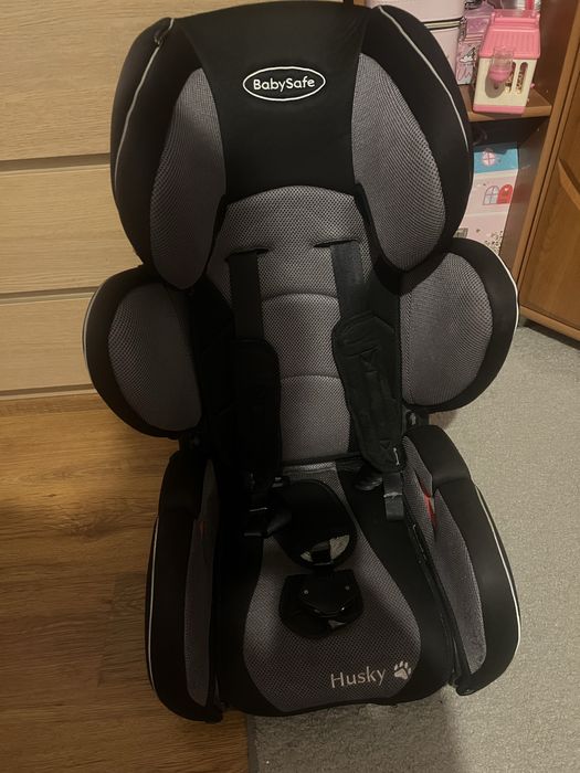 fotelik samochodowy  9-36 w  dobym stanie