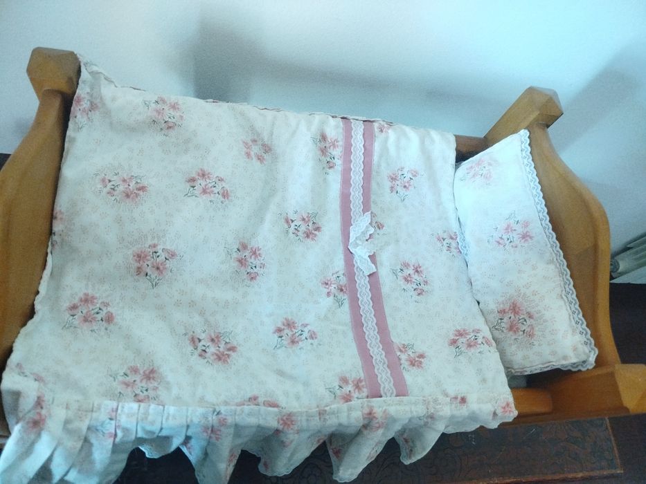Cama de boneco bebé Nenuco móvel  em madeira