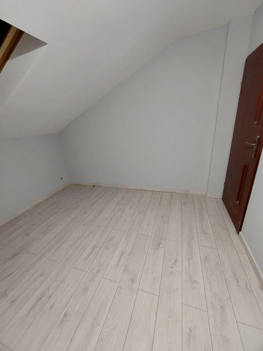 Układanie paneli podłogowych