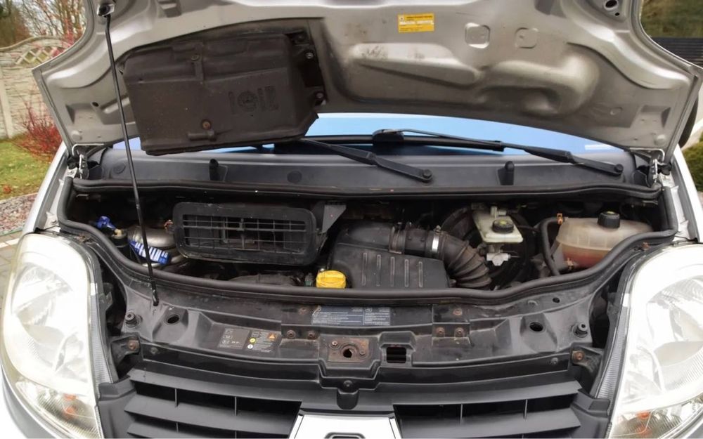 Renault Trafic 2.0 d 2008 року.