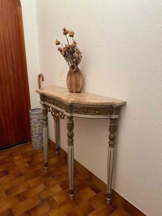 Mesa Aparador com Tampo em Mármore