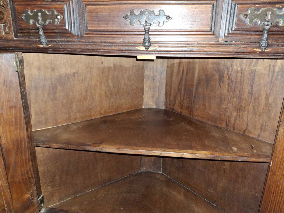 Movel de canto com prateleiras e arrumação