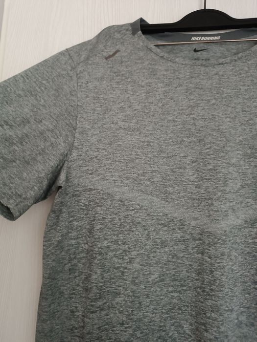 Szara sportowa koszulka Nike r M
