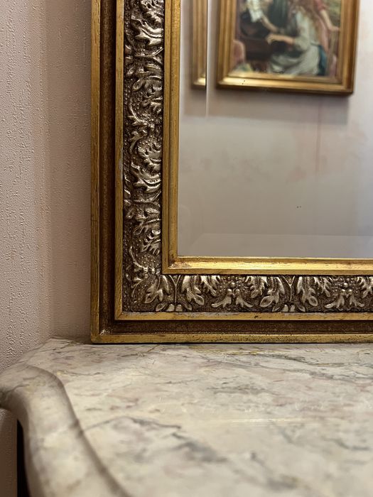 Espelho antigo com coroa e moldura dourada