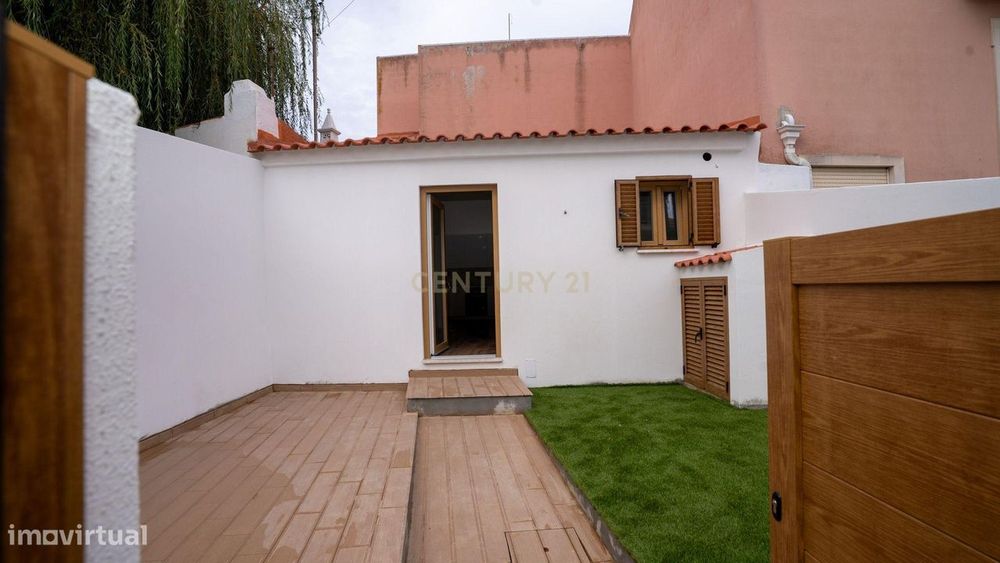 Moradia totalmente remodelada em Santa Cruz- Póvoa de Penafirme – A 5