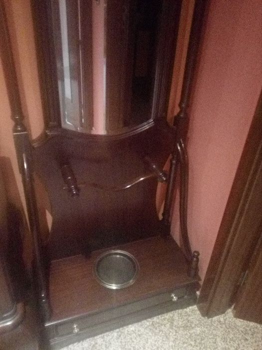 Móvel bengaleiro com espelho