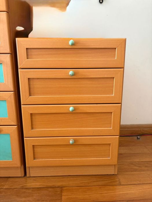 Cómoda com gavetas e mesa de cabeceira