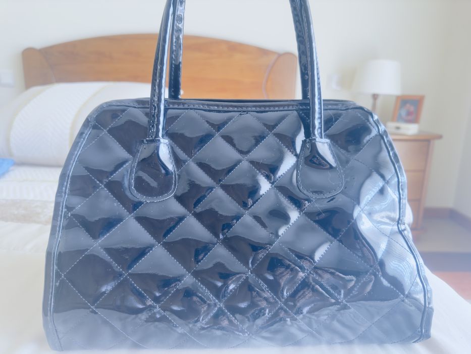 Mala de verniz, em preto