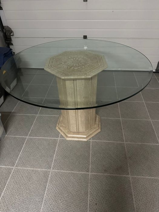 Mesa redonda de vidro e pedra rustica