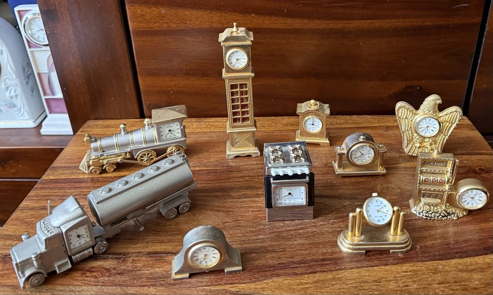 Kolekcja 110 miniaturowych zegarków kolekcjonerskich