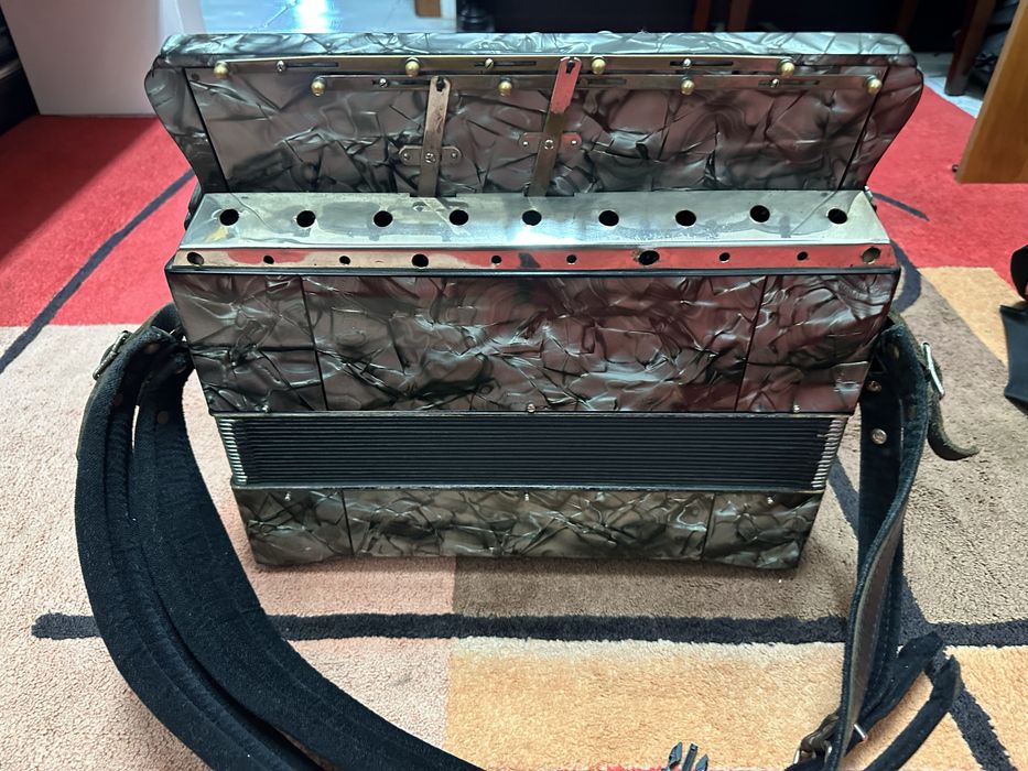 Acordeão de botões Beuscher 120 baixos 4ª com estojo