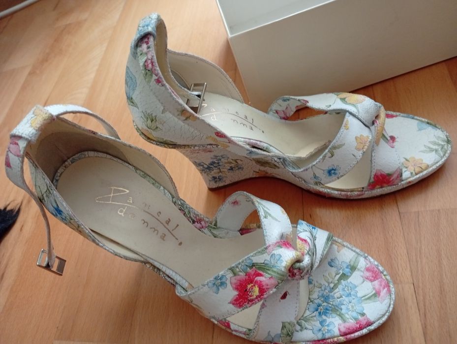 Włoskie buty unikat skóra 38 białe w kwiaty  aldo