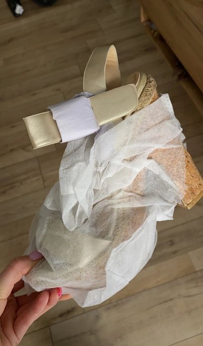 Sandały na obcasie złote