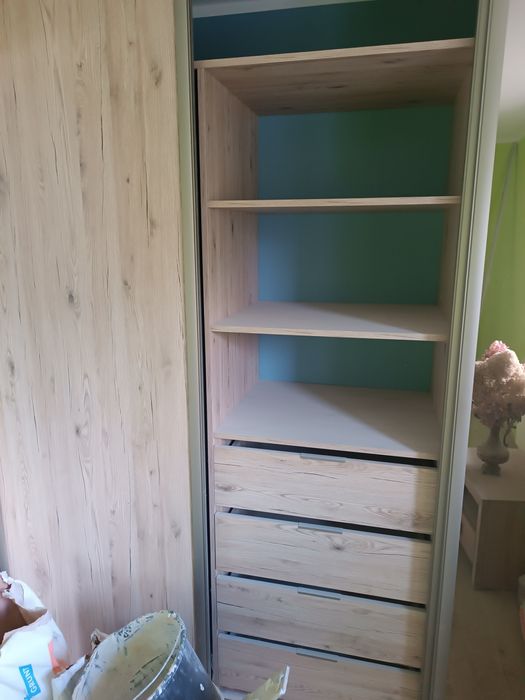 Szafa przesuwna, puf zielony