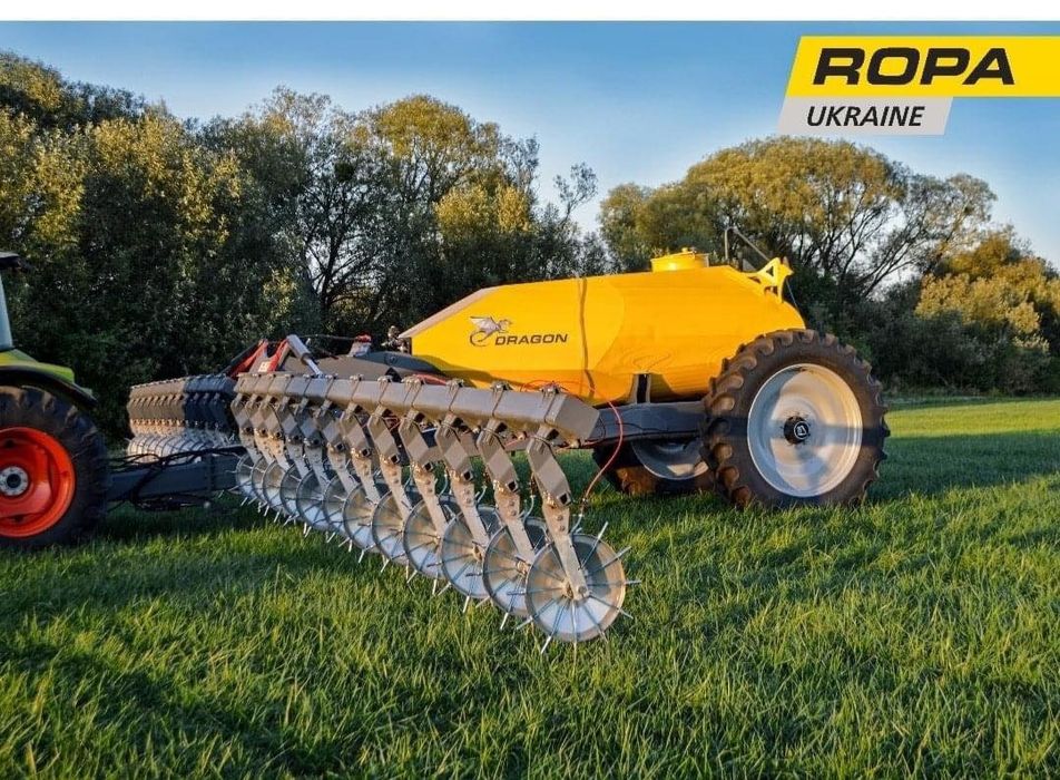 Внесення касу та рідких добрив підживлення.