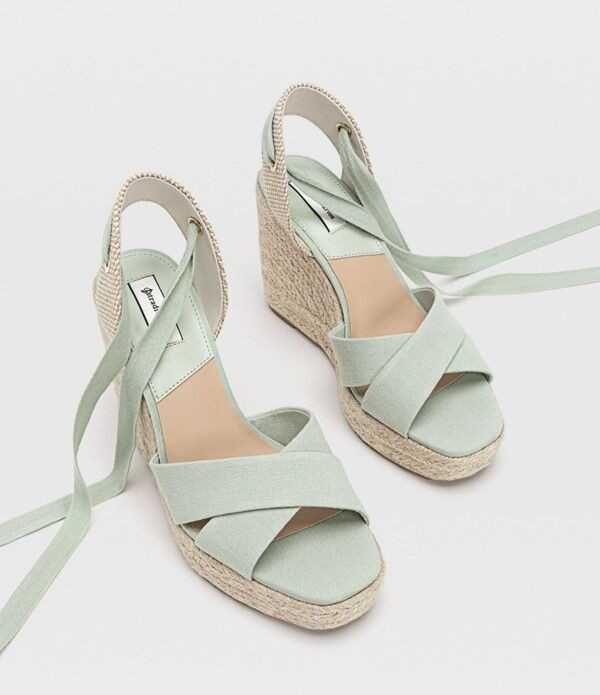 Sandálias de cunha verde claro da Stradivarius