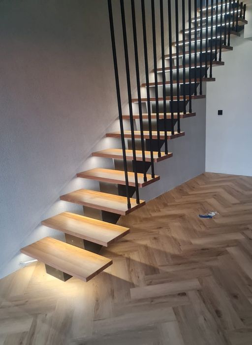 Schody wewnętrzne metal-drewno w stylu loft.