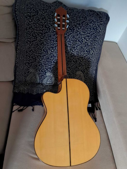 Guitarra clássica Paco Castillo com micro FISHMAN