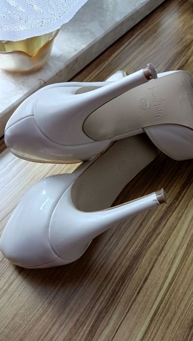 Buty szpilki jasne 39