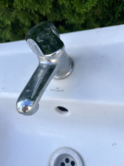 Umywalka z bareria i szafka