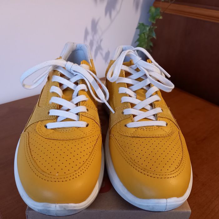musztardowe, sportowe buty damskie ECCO Soft 7 Runner