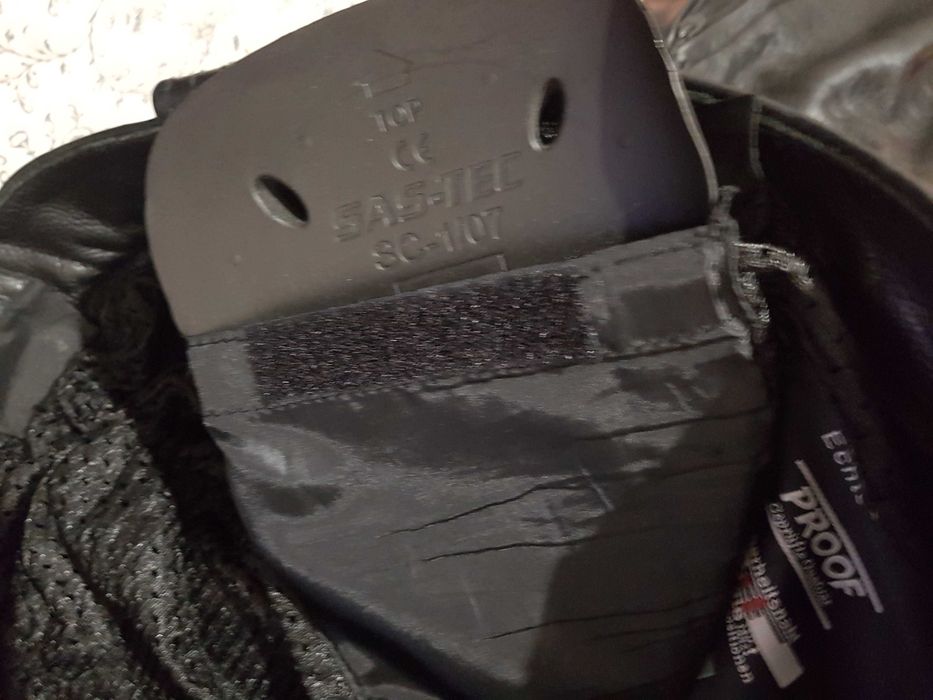 Байкерские штаны кожаные.