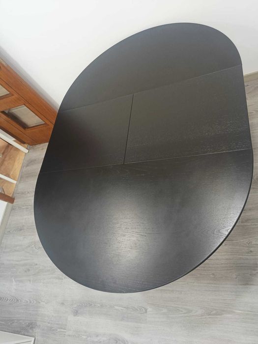Mesa de jantar preta redonda