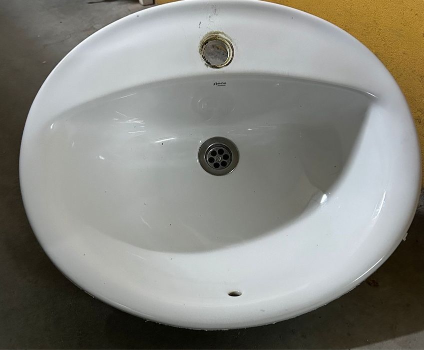 Lavatorio branco da marca Roca