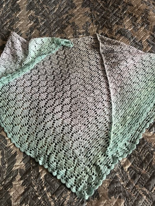 Ażurowa chusta robiona na szydełku