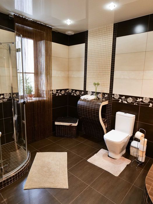 Просторе домоволодіння в передмісті, поблизу лісу!