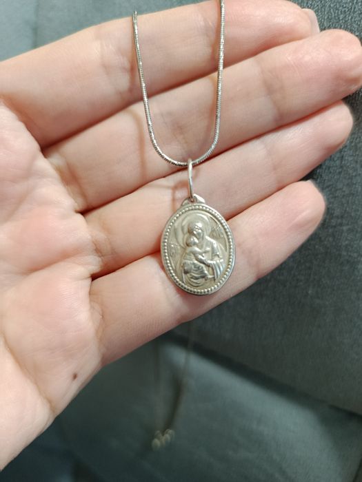 Срібна іконка Божої Матері з ланцюжком
