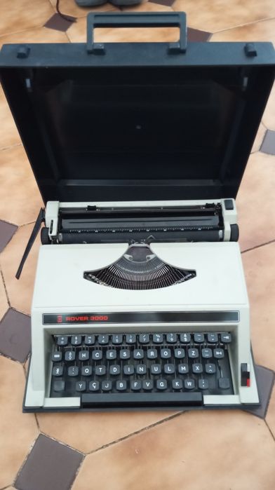 Máquina escrever com caixa.