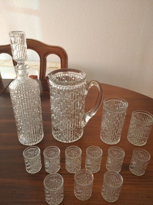 Conjunto de garrafa, jarro e copos