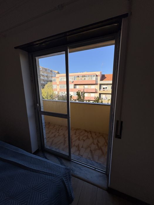 Quarto em almada com varanda