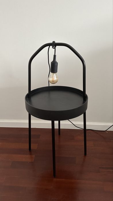 2 mesas de cabeceira com luz